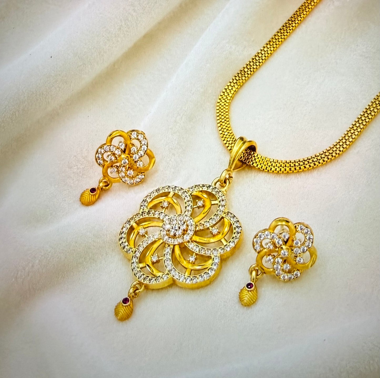 ELEGANT FLOWER DIAMOND LOOK PENDANT SET